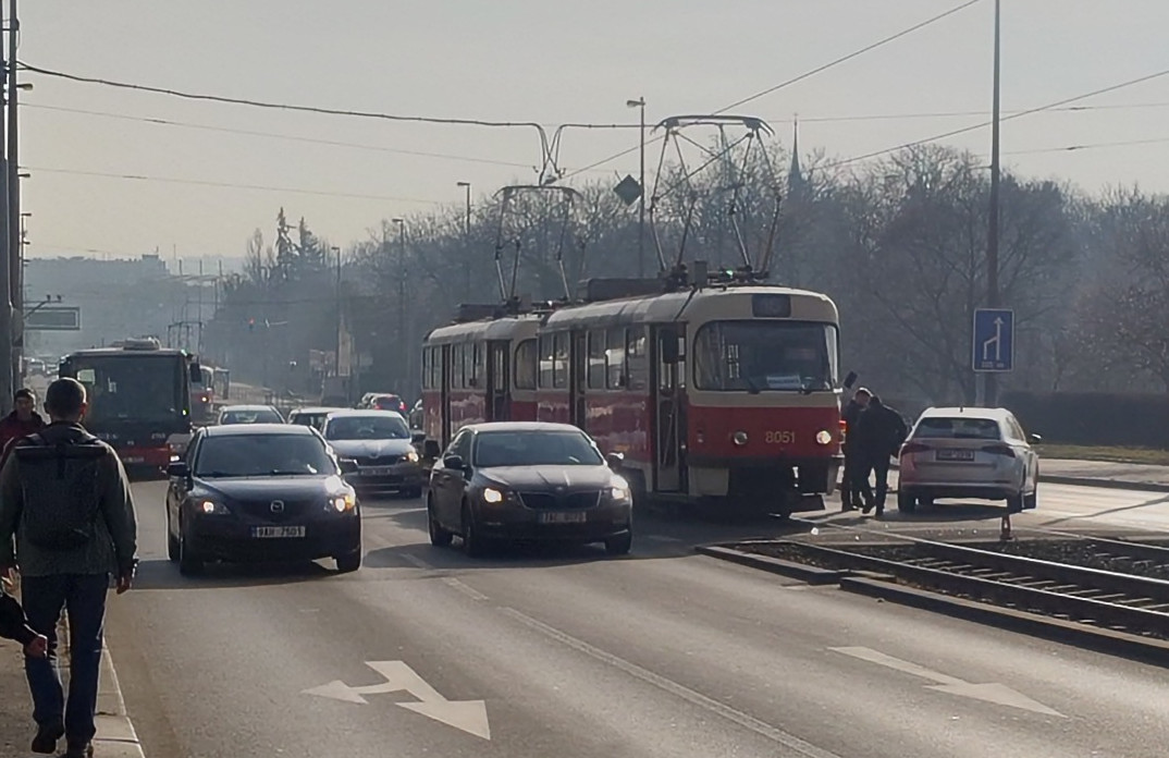 tramvaj a auto