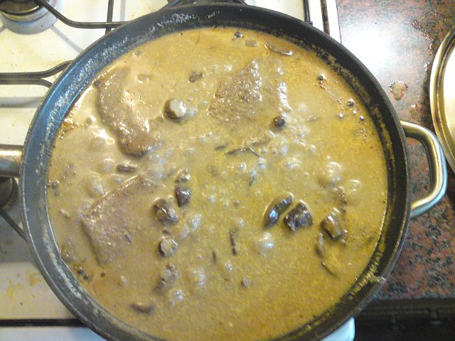 Hov�z� pl�tky s houbovo-smetanovou om��i�kou