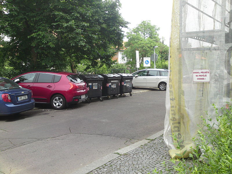 chodci, p�ejd�te na prot�j�� chodn�k