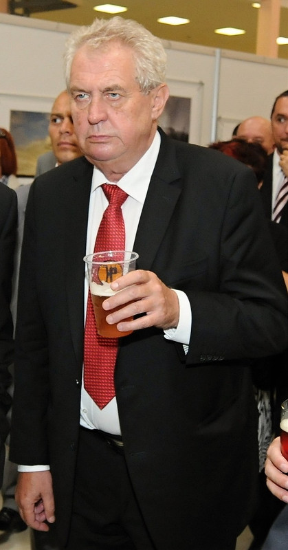 milo� hled� vp�ed